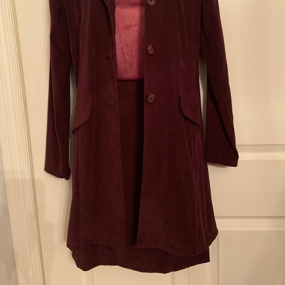 Skirt suit - Picture 2 of 2